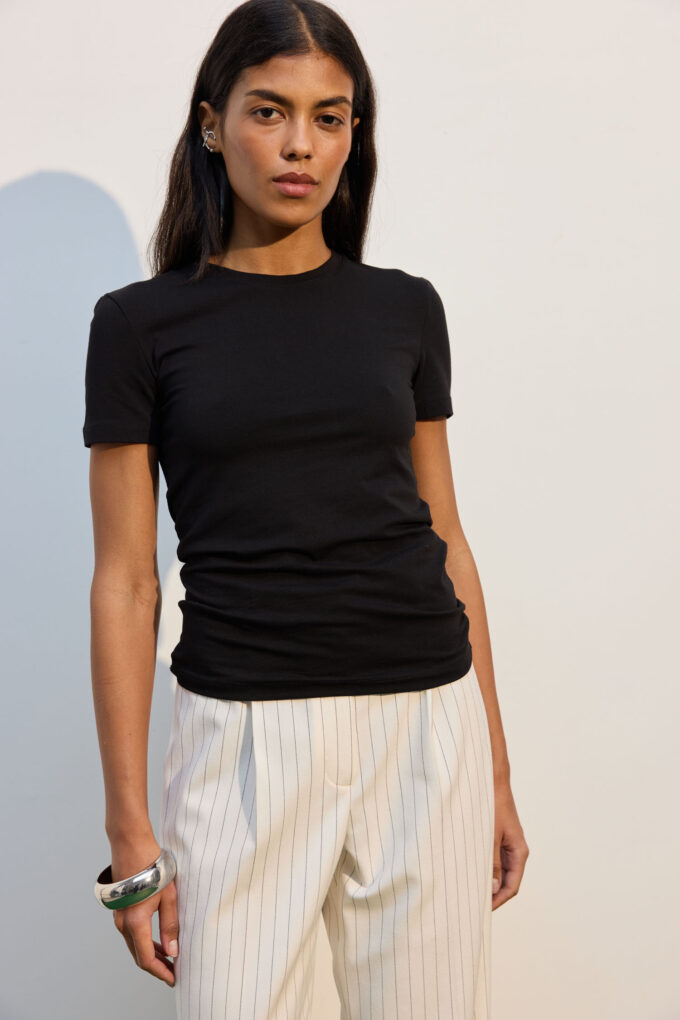 Slim fit T-shirt in black photo 4