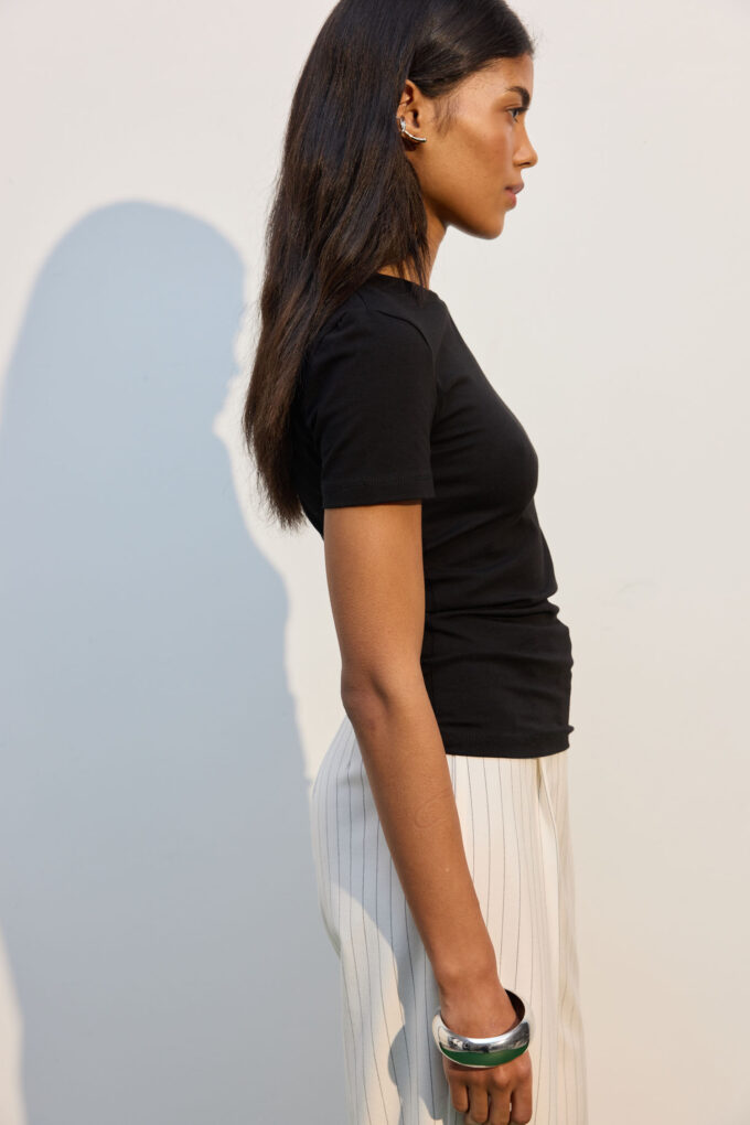 Slim fit T-shirt in black photo 5